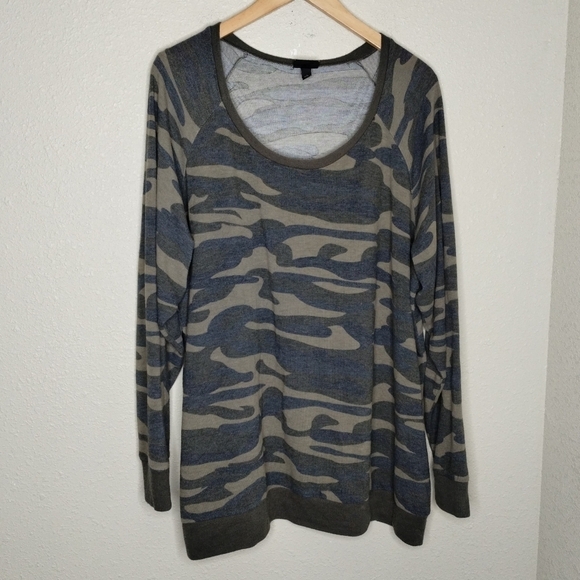 Torrid Super Soft Plush Crew Neck Raglan Sweatshirt Plus Size 3X - Picture 2 of 7